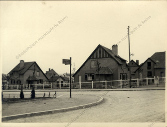 [Reims, Foyer Rémois, cité jardin du Chemin Vert, angle de l'avenue de la Somme et de l'allée des Pervenches] / Photographie de Marcel Chrétien | Chrétien, Marcel. Photographe