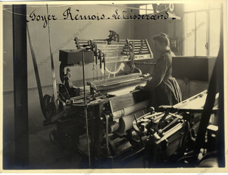 [Reims, cité jardin du Chemin Vert : atelier de tisserant à l'intérieur d'une maison. Artisane devant un métier à tisser]. | Chrétien, Marcel. Photographe