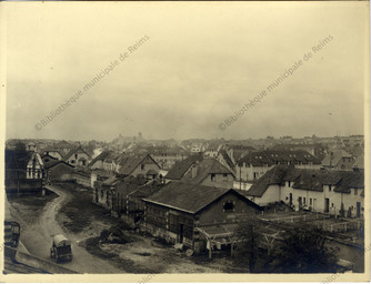 [Reims, Foyer Rémois, cité jardin du Chemin Vert : vue d'ensemble du Chemin Vert, avec la caserne Jeanne d'Arc à gauche et l'église Saint-Nicaise en arrière-plan] / Photographie de Marcel Chrétien | Chrétien, Marcel. Photographe