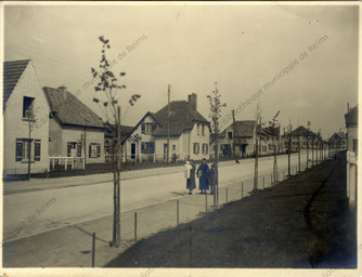 [Reims, Foyer Rémois, cité jardin du Chemin Vert, avenue de l'Yser : 2 femmes marchant dans la rue accompagnées d'enfants] / Photographie de Marcel Chrétien. | Chrétien, Marcel. Photographe