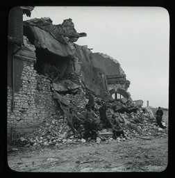 [Plaques de verre du fonds Poirier : Guerre / photographies de Marius Poirier et l'abbé Rémi Thinot] | Thinot, Rémi (18..-1915) - abbé. Photographe