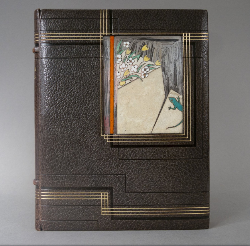 Plaque en argent et émail champlevé de Jean Goulden, à motif de fleurs stylisées et lézard. Le Roman du lièvre de Francis Jammes. Réserve reliure G 15