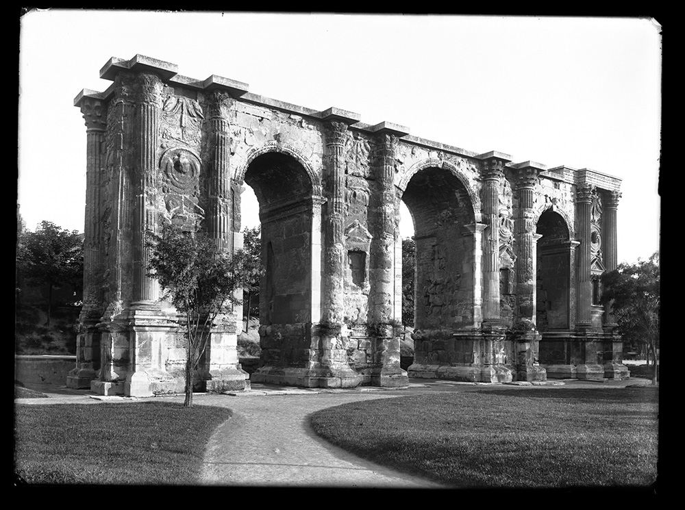 Vue de la Porte de Mars (IIIe siècle), marquée par les vicissitudes de l’histoire (intégrée au château de l’archevêque, restauration désastreuse au XIXe siècle) dont le chantier s’est terminé en 2019. - BM Reims, PDV Sainsaulieu GF 3