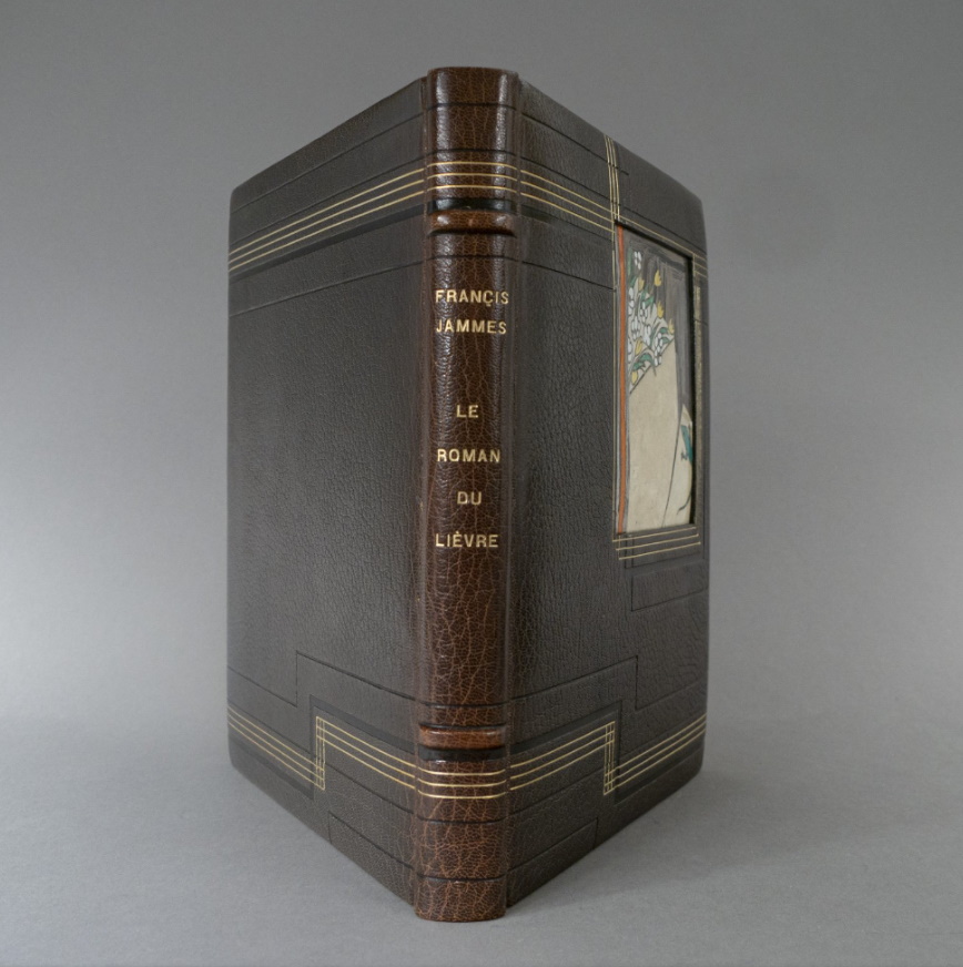 Plaque en argent et émail champlevé de Jean Goulden, à motif de fleurs stylisées et lézard. Le Roman du lièvre de Francis Jammes. Réserve reliure G 15