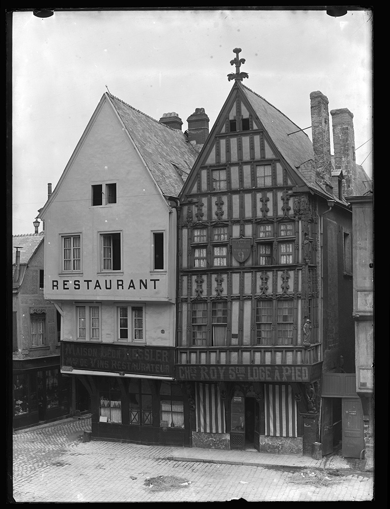 Vue de la place du Forum dont l’aspect paraît encore relativement proche de la ville médiévale et moderne et dont le style sera imité pour la reconstruction de l’hôtel du Vergeur, devenu le Musée-Hôtel le Vergeur sous l’impulsion d’Hugues Krafft et de la Société des Amis du Vieux Reims. - BM Reims, PDV Sainsaulieu GF 6