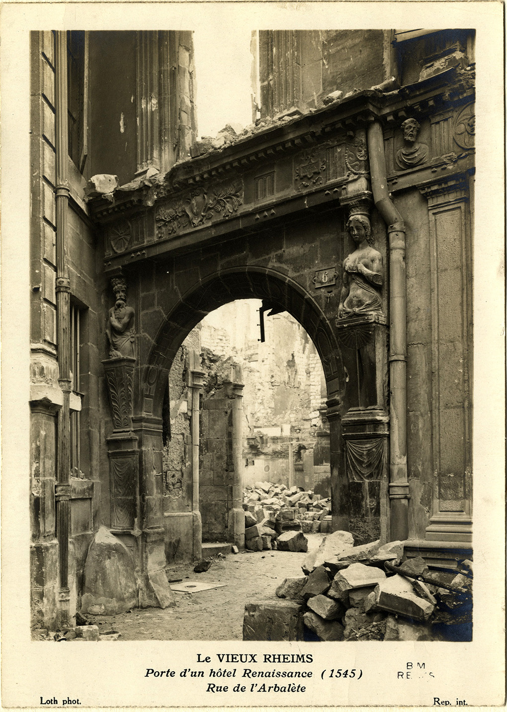 Le Vieux Reims. Porte d'un hôtel Renaissance (1545) [en ruines], rue de l'Arbalète. Bm Reims, Demaison MC II 53