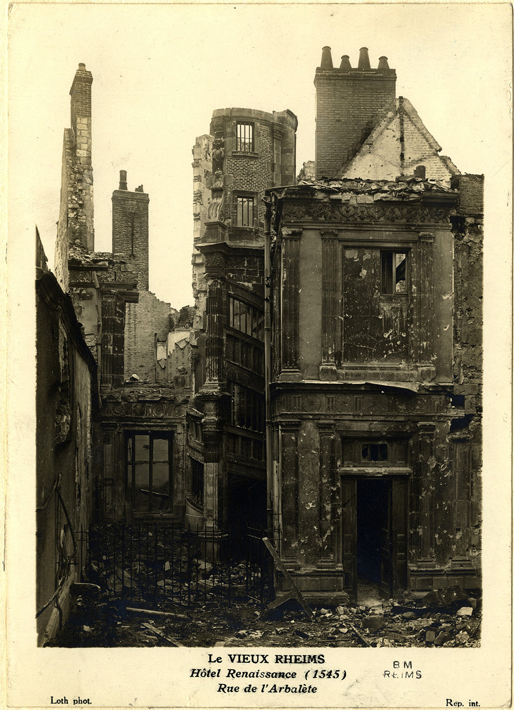 Le Vieux Reims. Hôtel Renaissance (1545) [en ruines], rue de l'Arbalète. Bm Reims, Demaison MC II 52