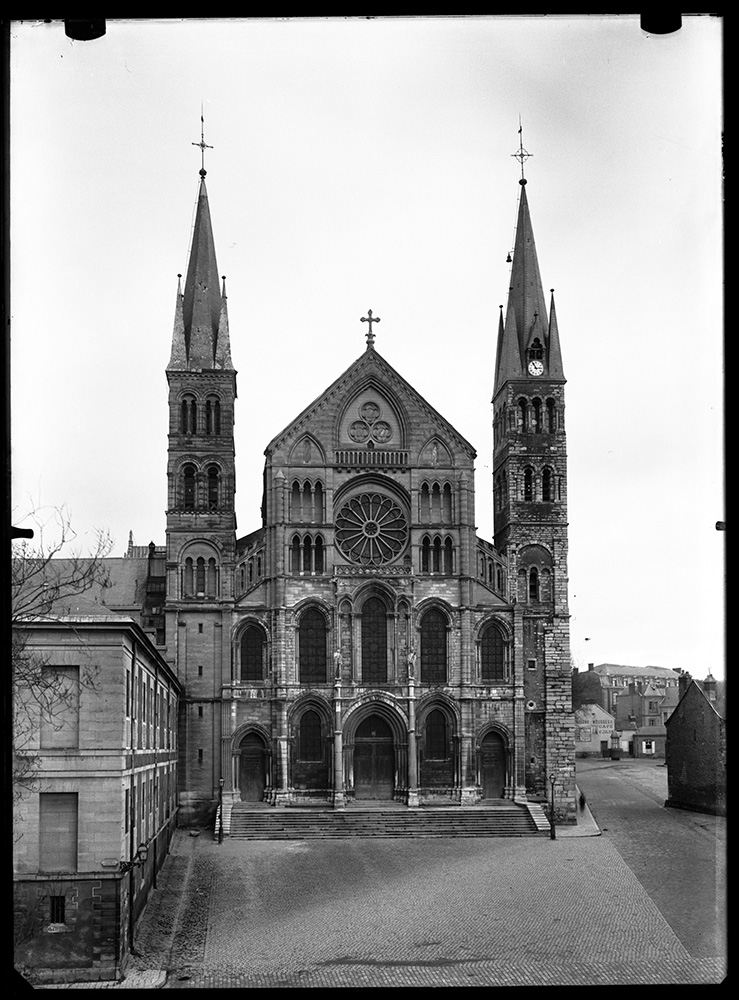 La basilique Saint-Remi, fortement touchée par les bombardements (incendie du toit et effondrement progressif du transept) comme la cathédrale. - BM Reims, PDV Sainsaulieu GF 7