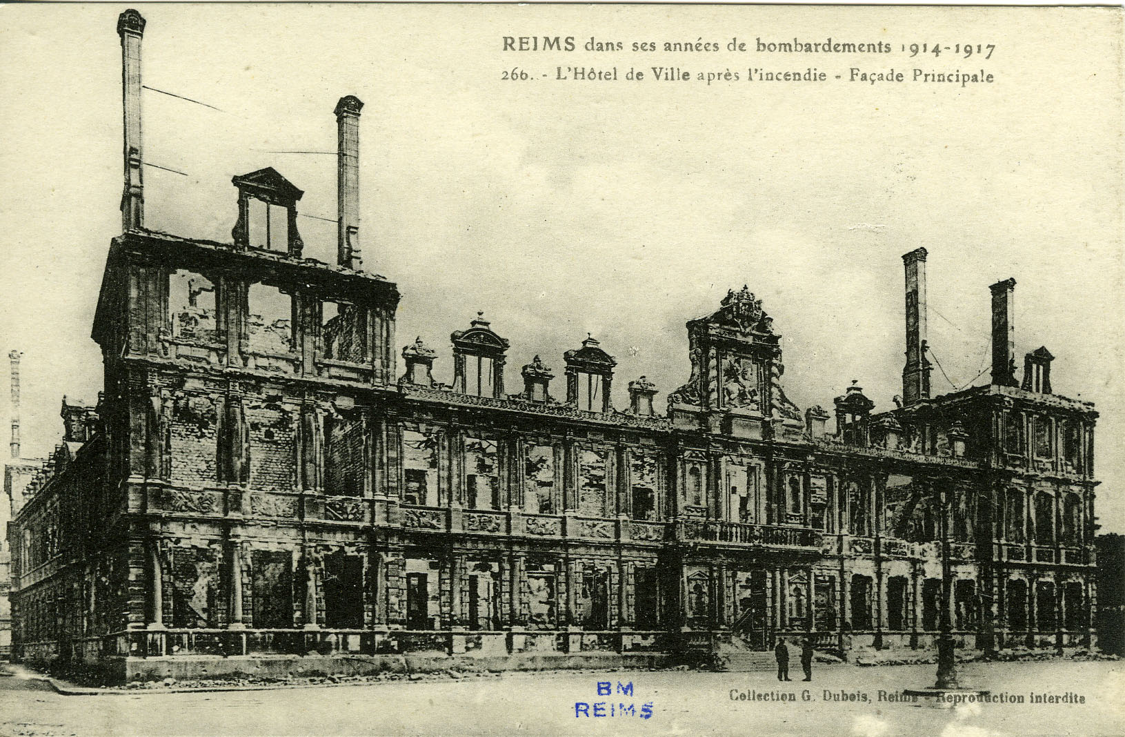 L'hôtel de ville après l'incendie (1917)