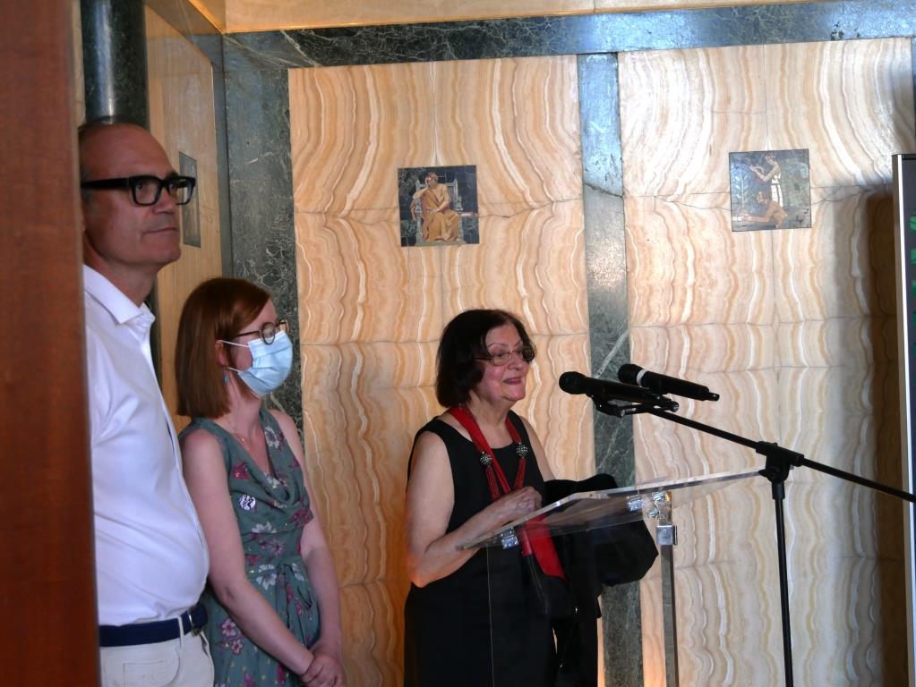 Discours de Nohad Salameh, accompagnée de Pascal Labelle, adjoint au Maire de Reims, délégué à la culture, et Coline Gosciniak, responsable de la bibliothèque Carnegie