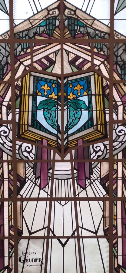 Décembre 2025 - Livre ouvert aux armes de la ville de Reims, verrière zénithale réalisée par Jacques Gruber. Salle de lecture de la bibliothèque Carnegie