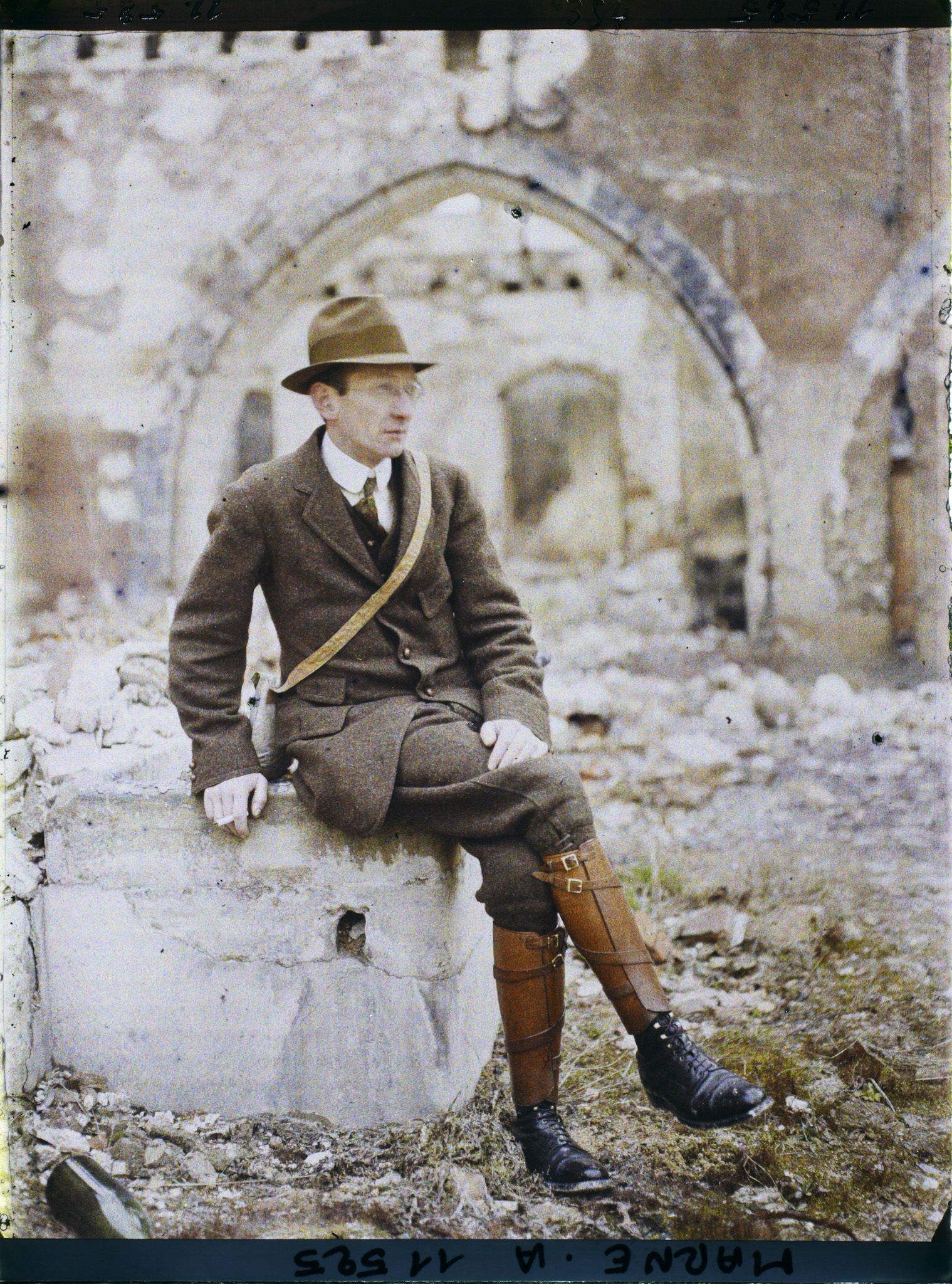 Castelnau, Paul. <i>Portrait de Mr Goulden devant le couvent des Cordeliers</i> (1917). - Département des Hauts-de-Seine, musée Albert-Kahn, A11525