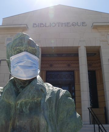 Juin 2020 - Statue d'Andrew Carnegie masquée, entrée de la bibliothèque Carnegie