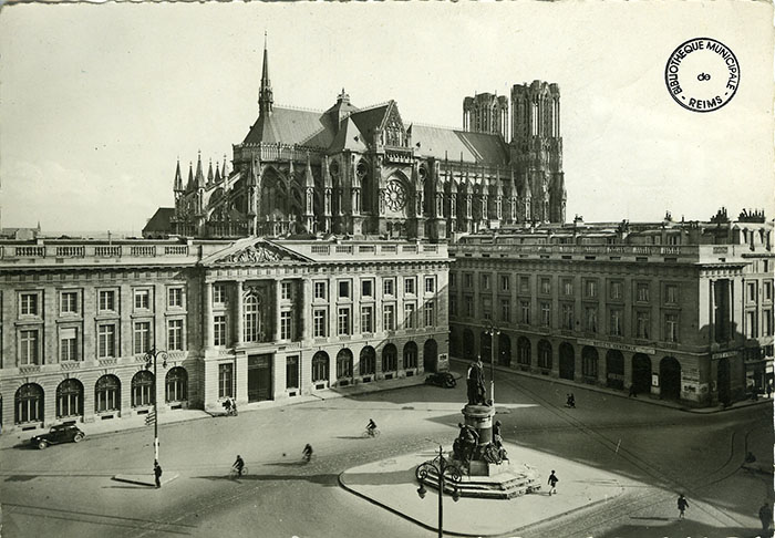 Place Royale, sous-préfecture et Société Générale. BM Reims, Carte postale 57-137