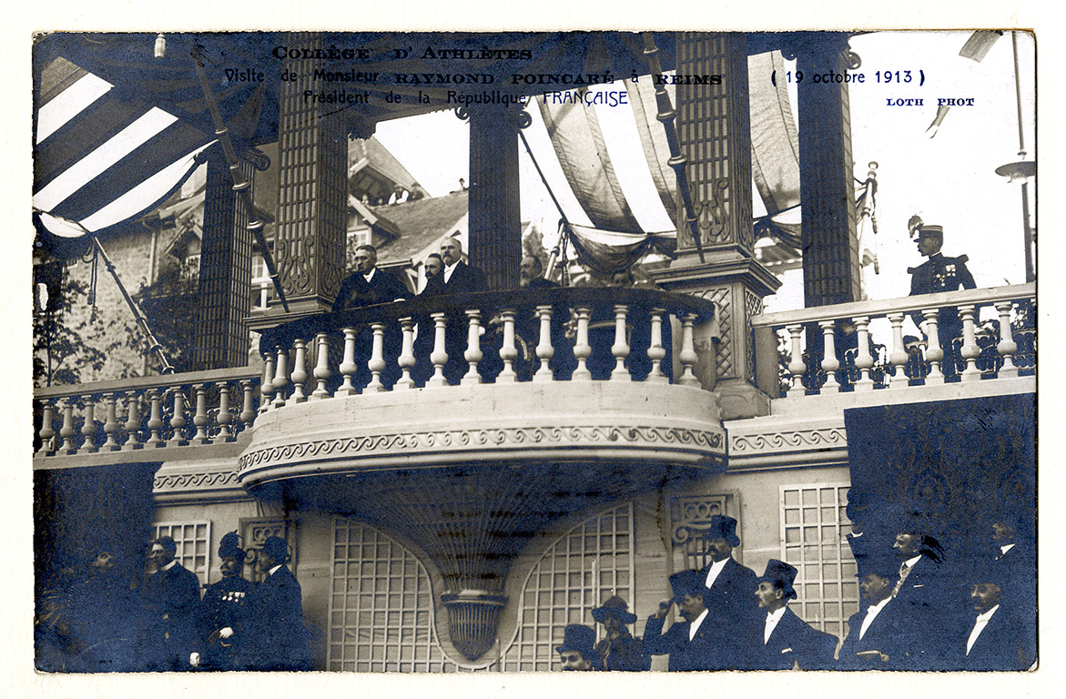 Collège d'athlètes. Visite de Monsieur Raymond Poincarré, Président de la République (19 actobre 1913). Bm Reims, Demaison Histoire X 78.