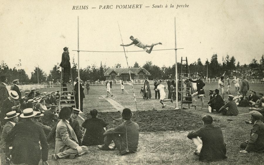 Mai 2024 - Sauts à la perche au Parc Pommery de Reims. Parc Pommeryc, carte postale 8, don Quéreux