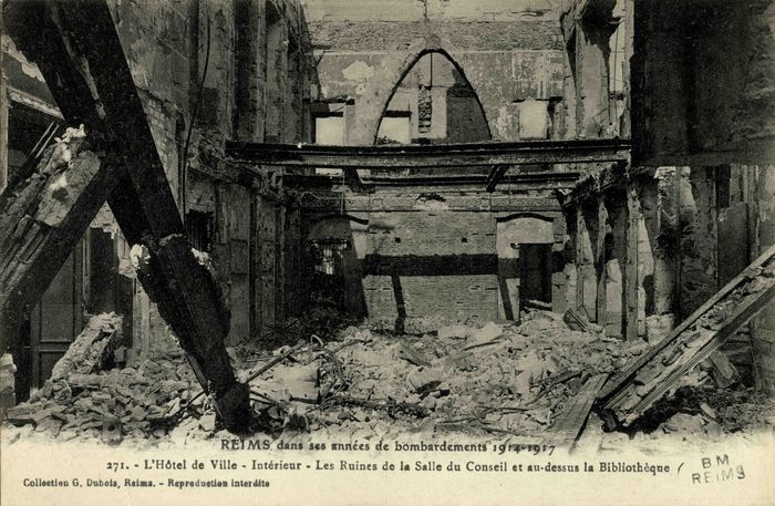 Les ruines de la Salle du Conseil et au dessus la bibliothèque