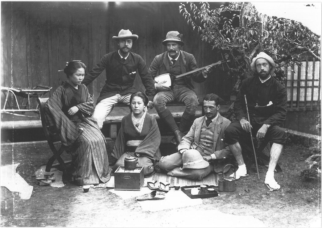 Hugues Krafft, Edouard Krafft, Charles Kessler et Louis Borchard, accompagnés de deux geishas (Nikko), 1882, photographie noir et blanc, collection SAVR / musée Le Vergeur, JN0102.