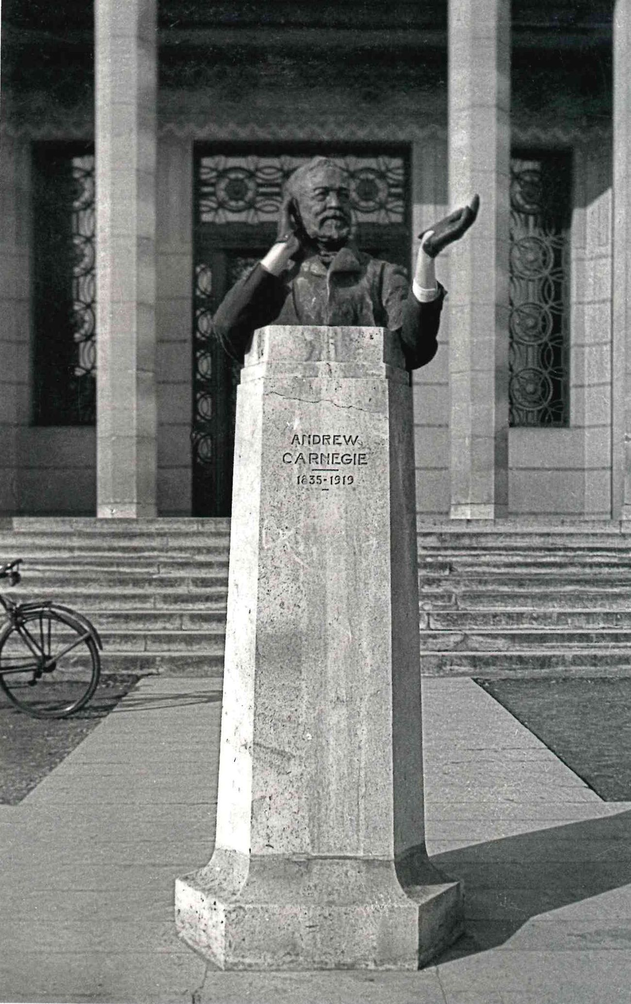 Novembre 2020 - Le buste d'Andrew Carnegie par Emmanuel Peillet. Reims. 1944. BM Reims, Fonds Rafaël de Luc, Album 4 - planche 10