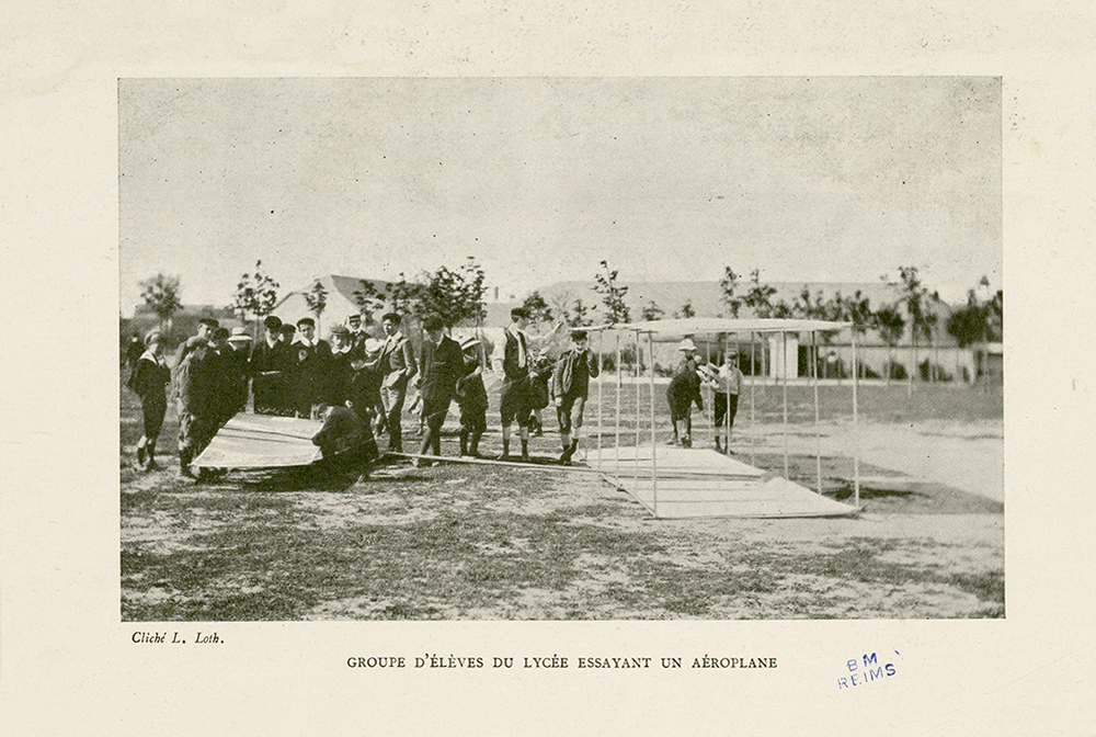 Groupe d'élèves du Lycée [de garçons de Reims] essayant un aéroplane. BM Reims, XLIV Cb 18