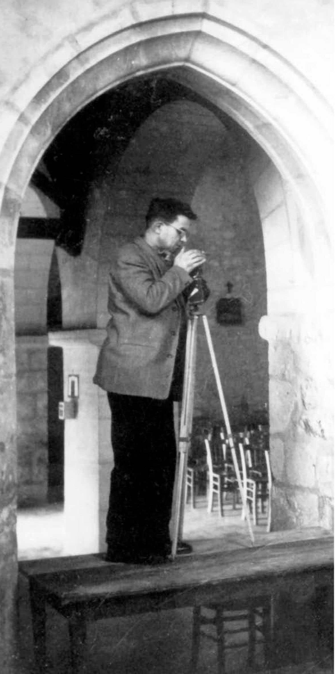 Emmanuel Peillet préparant une prise de vue. Marfaux. 28 avril 1951 (BM Reims, Fonds Rafaël de Luc)