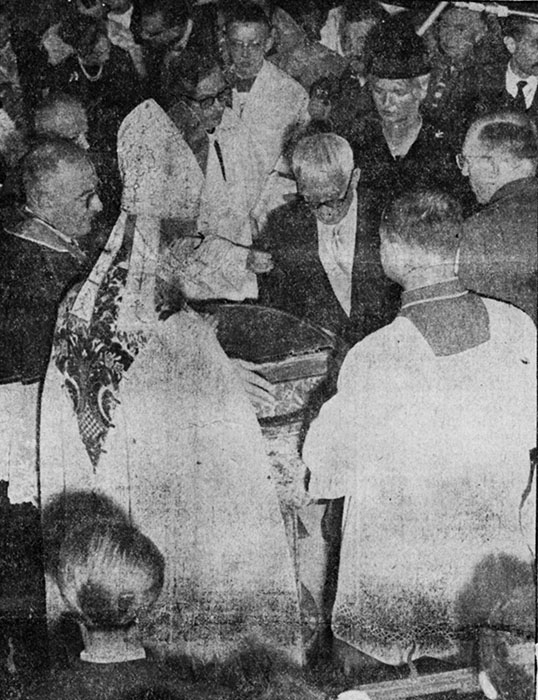 Baptême de Foujita en la cathédrale de Reims. L'Union du 15 octobre 1959.BM Reims, PER CH FOL 1