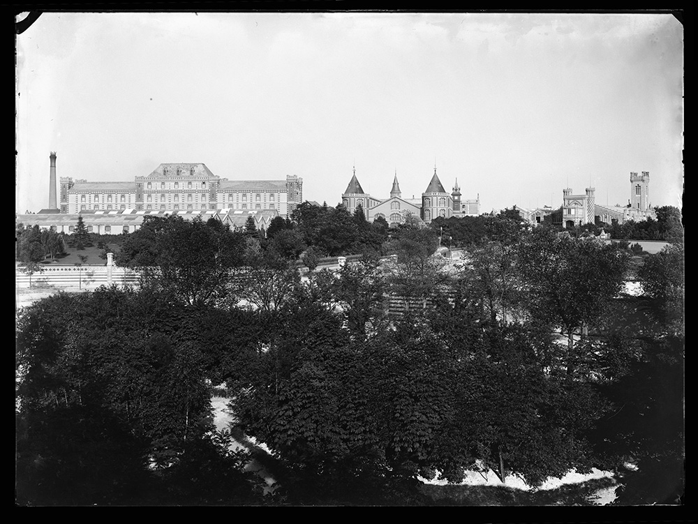 Vue « panoramique » qui permet d’apercevoir plusieurs sites renommés de Reims : au premier plan, la butte Saint-Nicaise, et au second plan le château Pommery ainsi que l’ensemble des bâtiments. - BM Reims, PDV Sainsaulieu GF 2