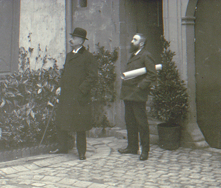 Ernest Kalas (à droite) à l'hôtel Coquebert, rue Salin. Fonds Kalas, carton 5 planche 5