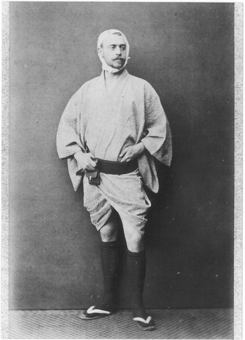 Hugues Krafft en tenue d’été japonaise (Tokyo), 1882-1883, photographie noir et blanc, collection SAVR / musée Le Vergeur, JN2602.