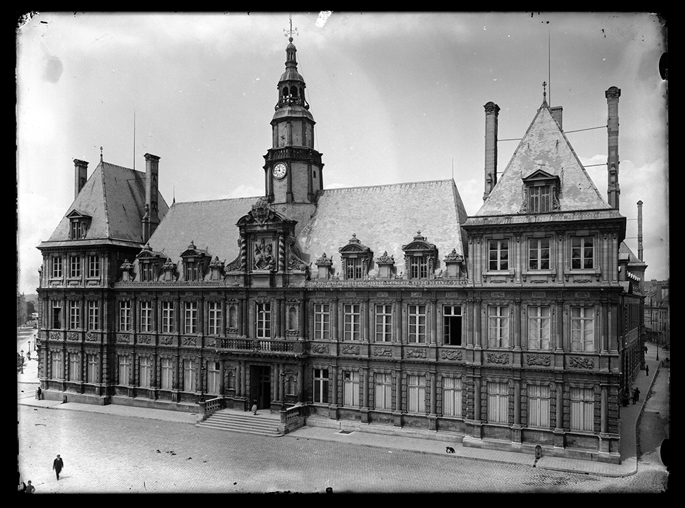 Hôtel de Ville qui abritait la bibliothèque municipale au 1er étage. Il a été détruit par un obus incendiaire en 1917 et reconstruit à l’identique après la guerre. - BM Reims, PDV Sainsaulieu GF 10
