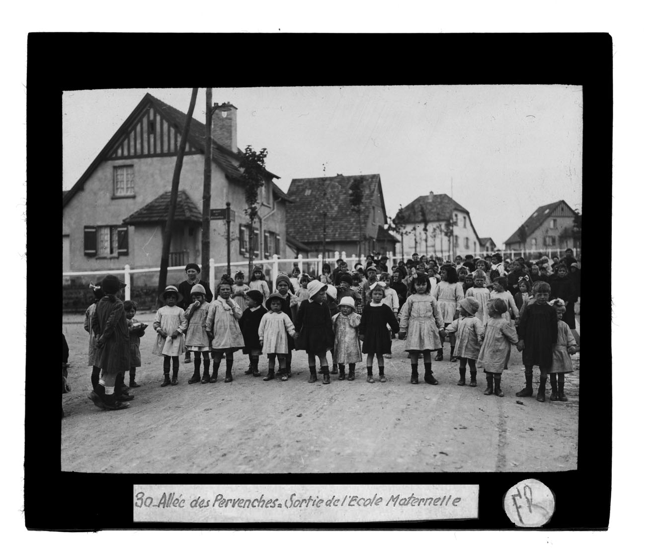 30 Allée des Pervenches. Sortie de l'école maternelle - BM Reims, Plaque de verre Chemin Vert 1